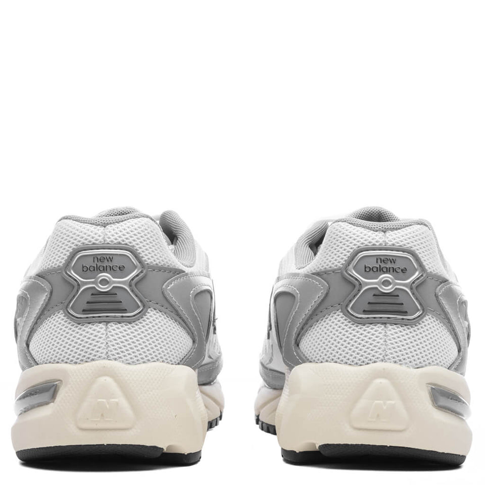 725v1 - White/Metallic Silver/Slate Grey