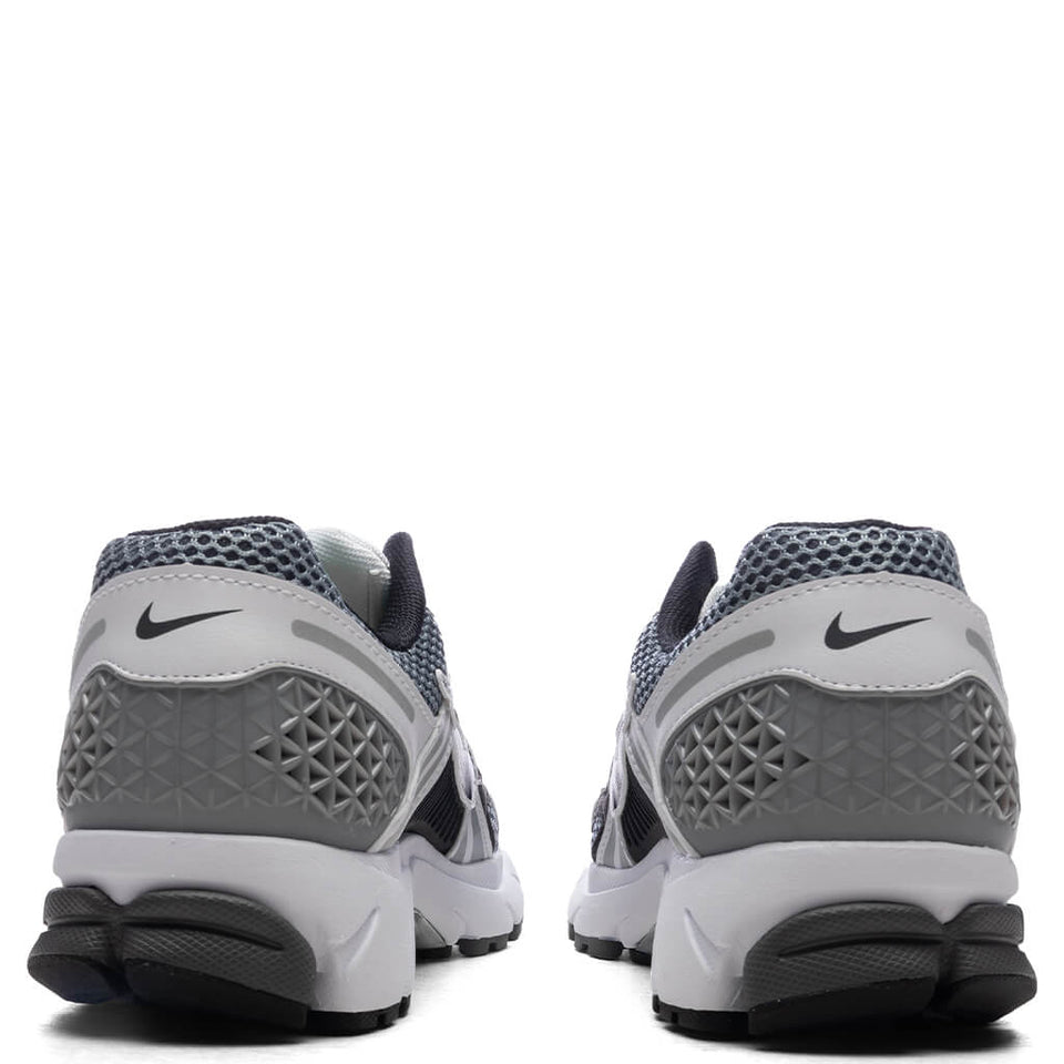 Zoom Vomero 5 SE SP - Dark Grey/Black/White/Sail